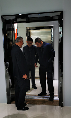 （查看亚太伊士顿电梯的运作情况）